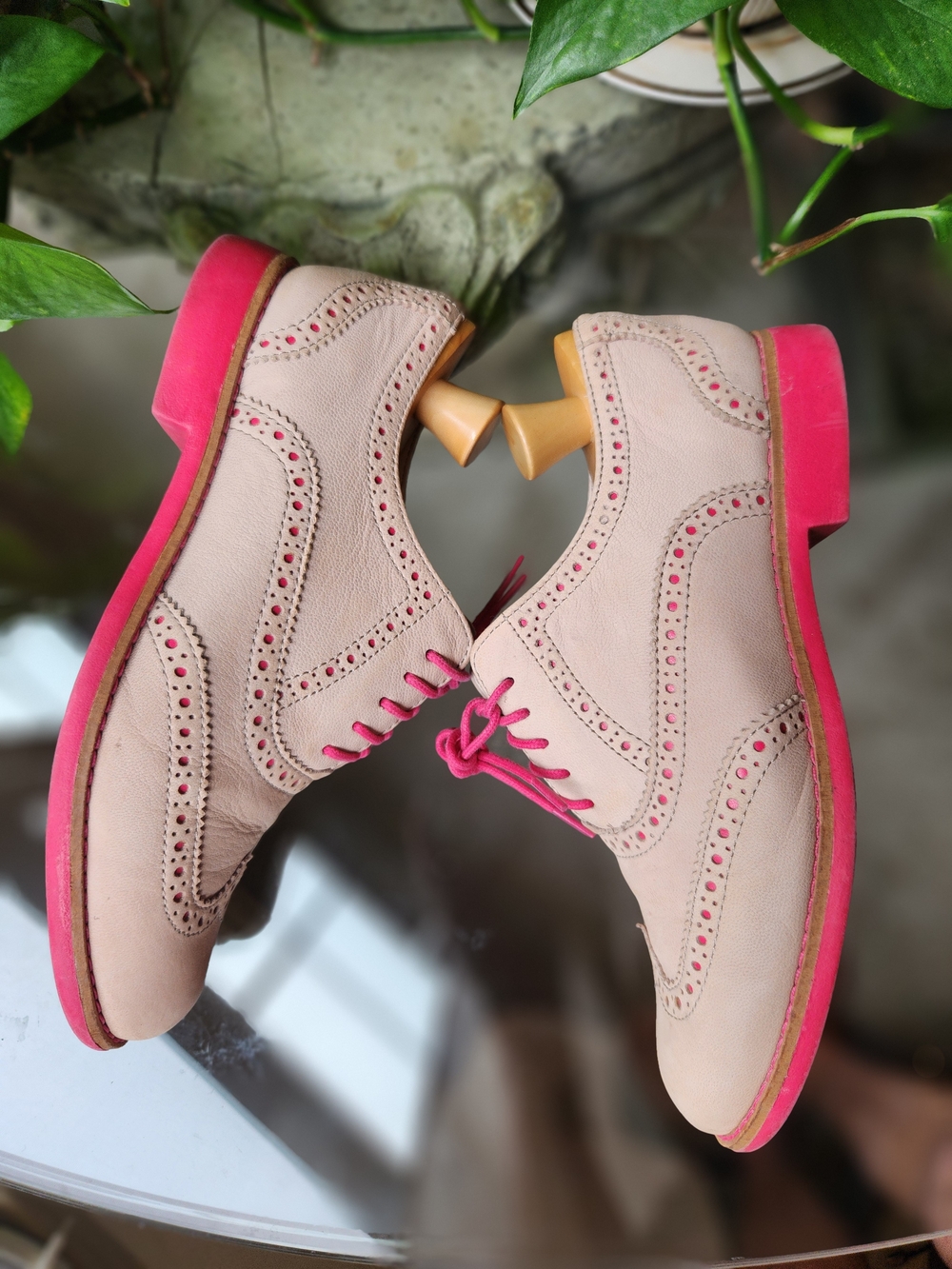 Cole Haan Womens 6 Gramercy Leather Wingtip Oxford Shoes Sandstone Hot Pink Sole - Picture 3 of 11